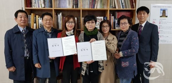 '시의전당 문인협회'와 '맑은소리맑은나라'가 지난 10일 MOU체결을 하고 기념사진을 촬영하고 있다.(출처=영남연합뉴스DB)